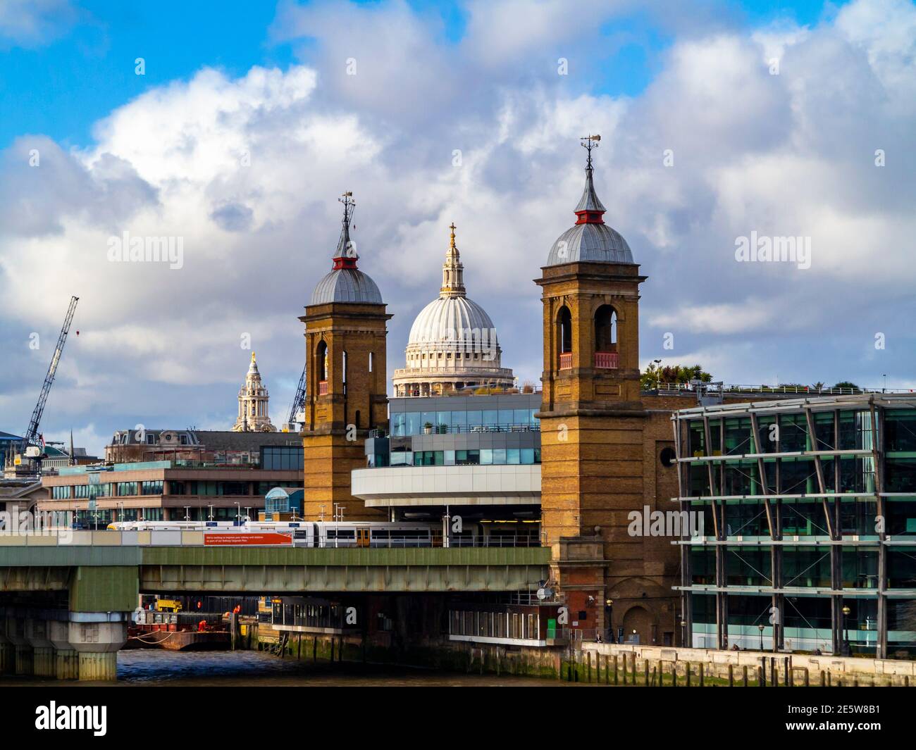 Vista verso la stazione ferroviaria di Cannon Street e la cupola Della Cattedrale di San Paolo nella City of London Financial Distretto Inghilterra Regno Unito Foto Stock