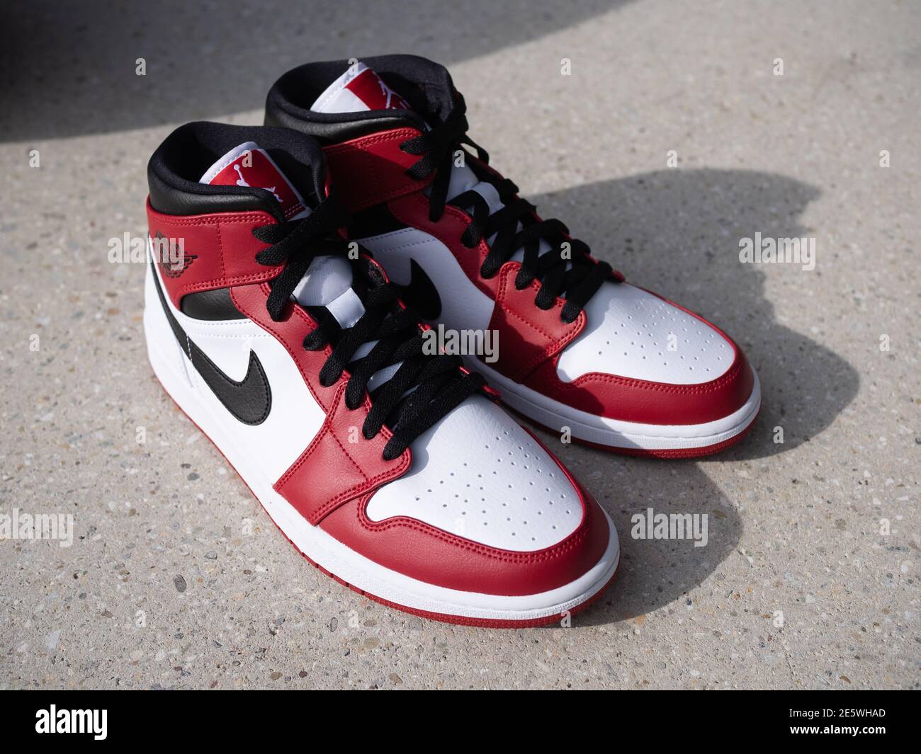 BLOTZHEIM, FRANCIA - 6 NOVEMBRE 2020 : Nike Air Jordan 1 sneaker mid  white/gym red-black Foto stock - Alamy