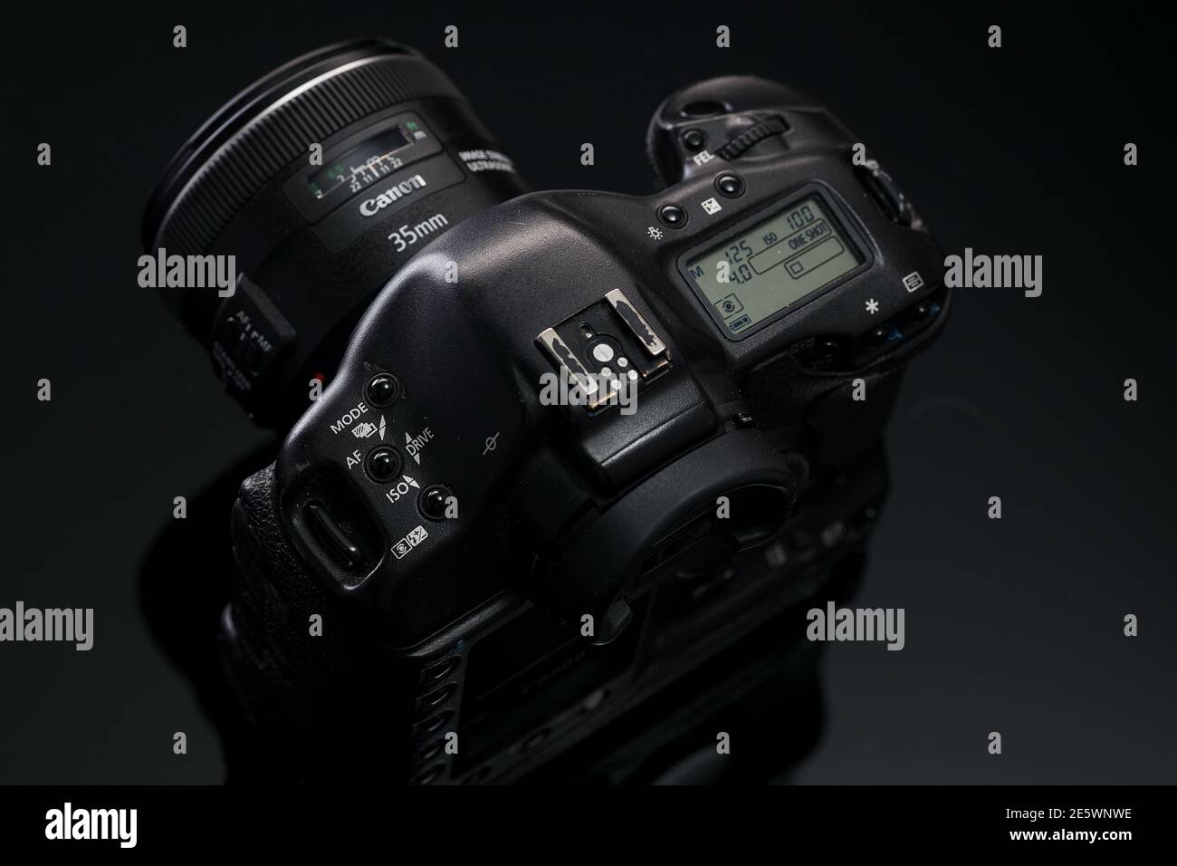 RUSSIA, BARNAUL-21 NOVEMBRE 2020: Canon EOS 1ds marca 2 reflex su sfondo nero.materiale editoriale illustrativo Foto Stock