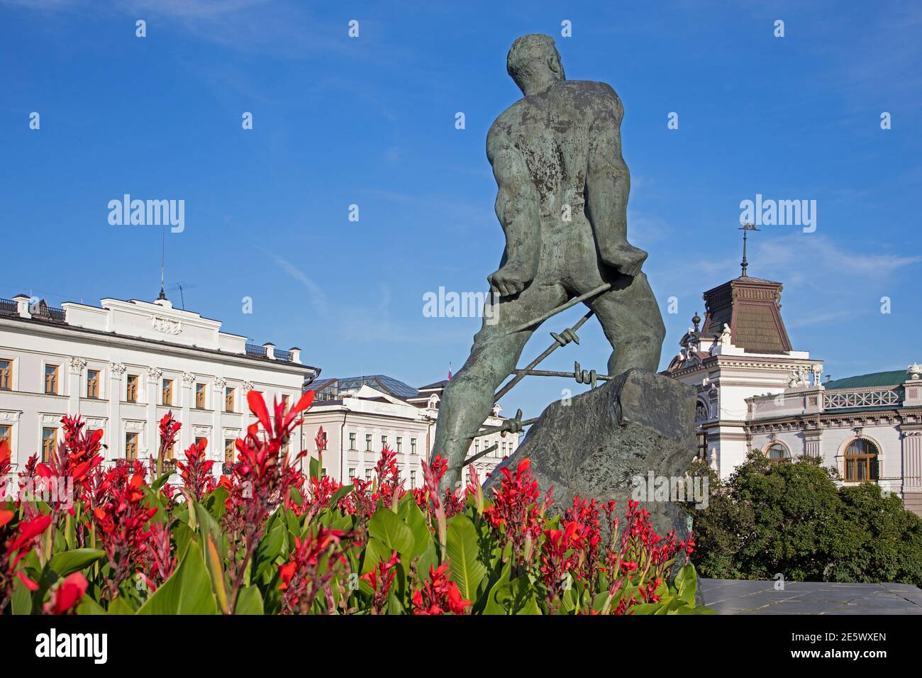 Monumento in memoria di Musa Dzhalil, eroe dell'Unione Sovietica e importante poeta e combattente di resistenza Tatar nella città Kazan, Tatarstan, Russia Foto Stock