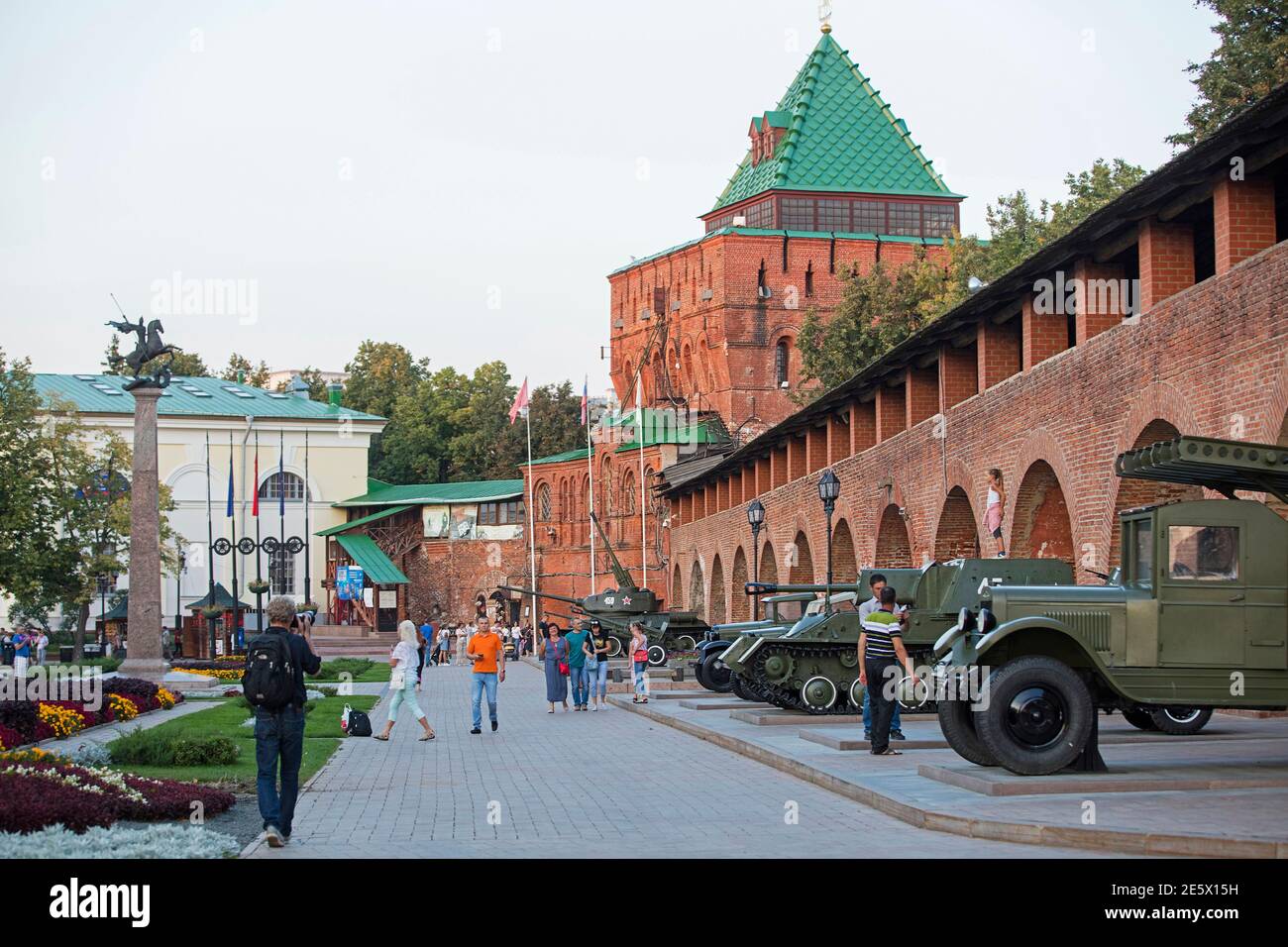 Torre Dmitrievskaya, torre principale sulla parete meridionale e mostra di veicoli blindati nel Cremlino di Nizhny Novgorod, Russia Foto Stock