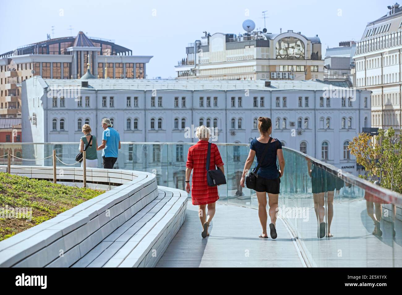 Turisti sul Ponte galleggiante sul fiume Moskva nel Parco Zaryadye nella città di Mosca, Russia Foto Stock