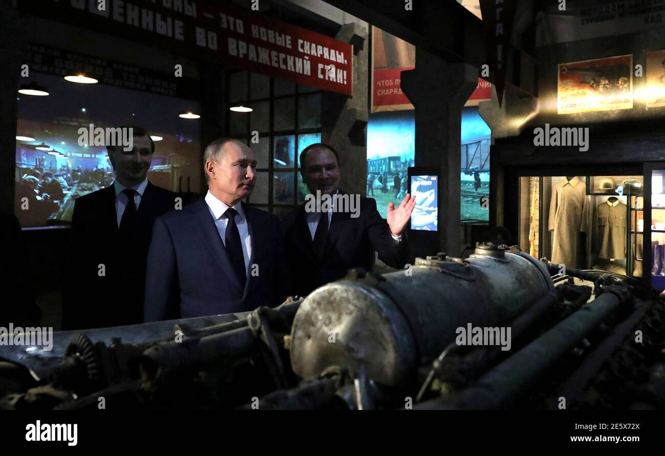 Mosca, Russia. 28 Gennaio 2021. Il presidente russo Vladimir Putin, l'aiutante presidenziale Vladimir Medinsky e il direttore del museo Alexander Shkolnik, visitano il Museo della Vittoria sulla collina Poklonnaya il 28 gennaio 2021 a Mosca, Russia. Putin ha segnato il 77° anniversario dell'assedio di Leningrado che si è concluso durante la seconda guerra mondiale Credit: Planetpix/Alamy Live News Foto Stock