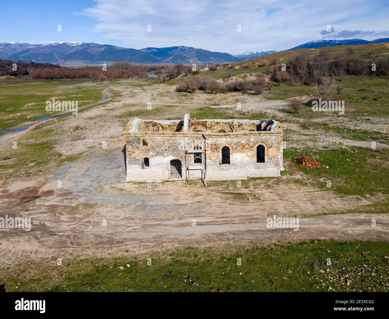 Vista aerea dell'antica chiesa medievale ortodossa orientale di San