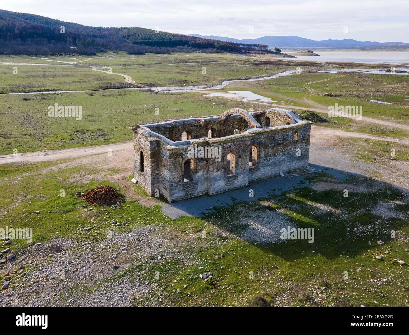 Vista aerea dell'antica chiesa medievale ortodossa orientale di San Giovanni di Rila, ai piedi del bacino idrico di Zhrebchevo, regione di Sliven, Bulgaria Foto Stock