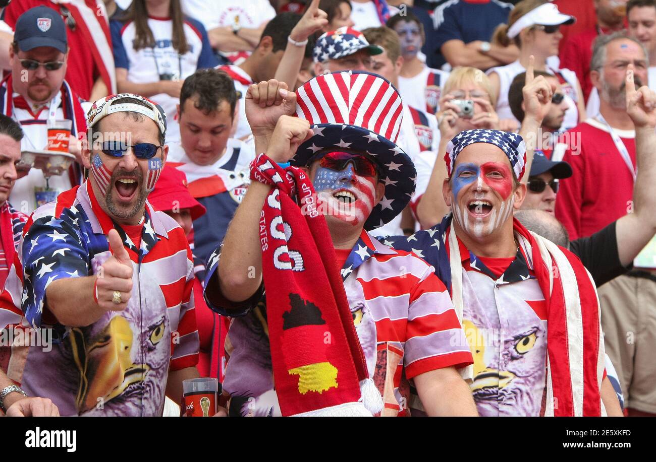 tifosi-di-calcio-americani-che-sostengono-la-loro-nazionale-2e5xkfd.jpg