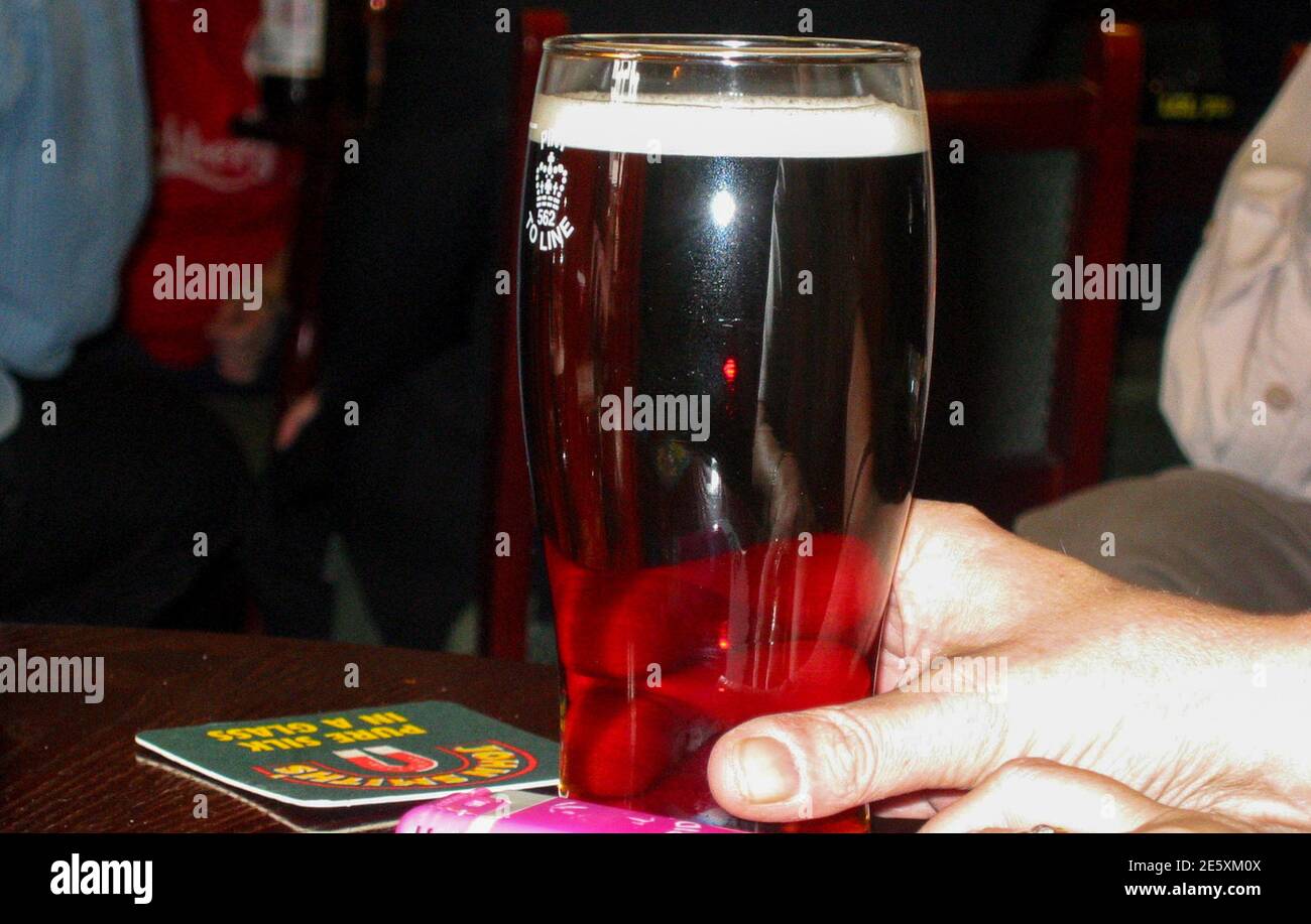 La mano si allunga per una pinta di pale Ale in Un pub inglese Foto Stock