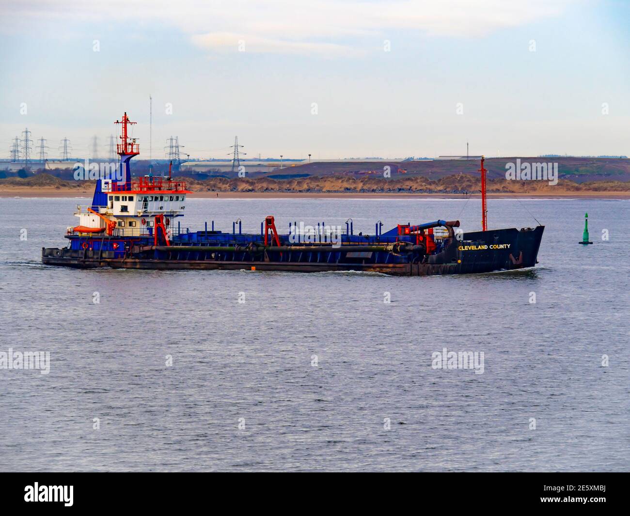 CLEVELAND COUNTY IMO: 7325306 una draga di aspirazione trainato Hopper costruito nel 1973 che opera nel porto di Tees e Hartlepool lasciando i Tees per scaricare s. Foto Stock