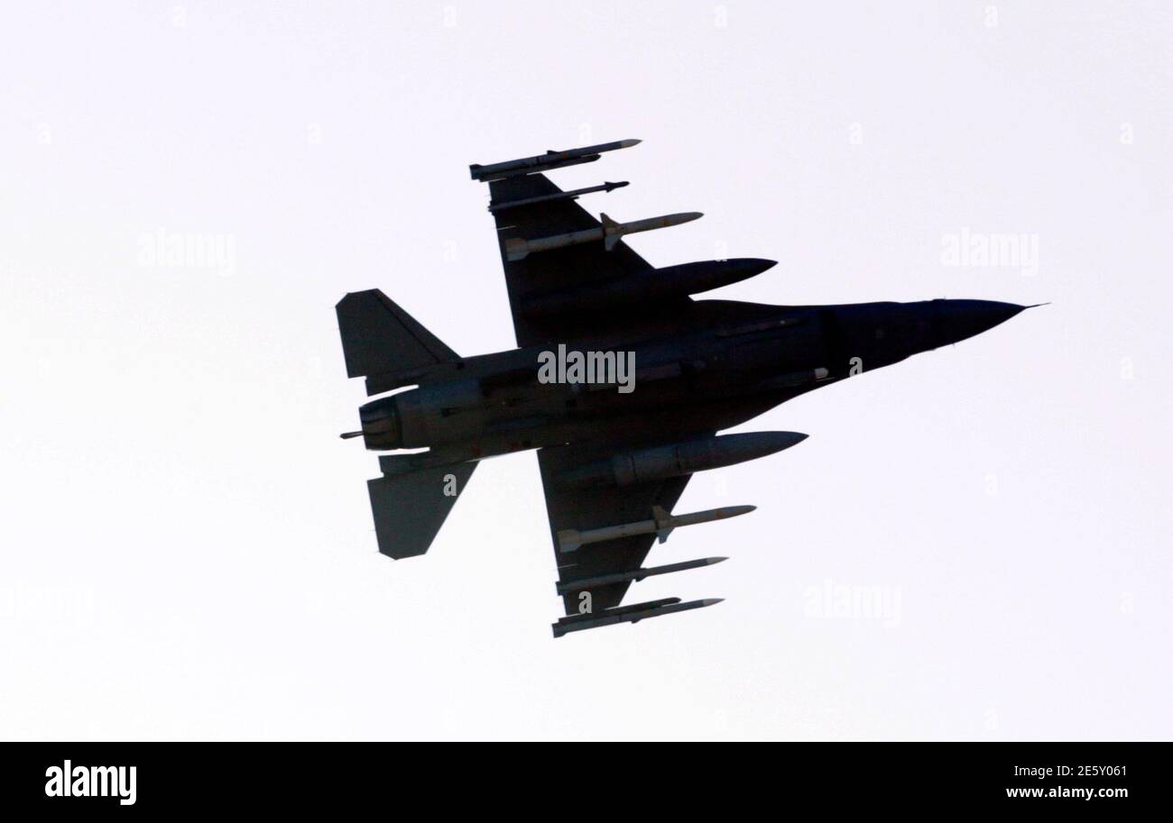 A F-16 jet fighter flies over a NATO airbase in Aviano, northern Italy, March 20, 2011. Italy has deployed dozens of combat aircraft at its base at Trapani, in western Sicily in readiness for possible involvement in airstrikes on Libya. Eight jets have been assigned to the coalition command and are ready to take part in operations immediately, Defence Minister Ignazio La Russa said on Sunday. REUTERS/Alessandro Garofalo ( ITALY - Tags: POLITICS MILITARY CONFLICT) Foto Stock
