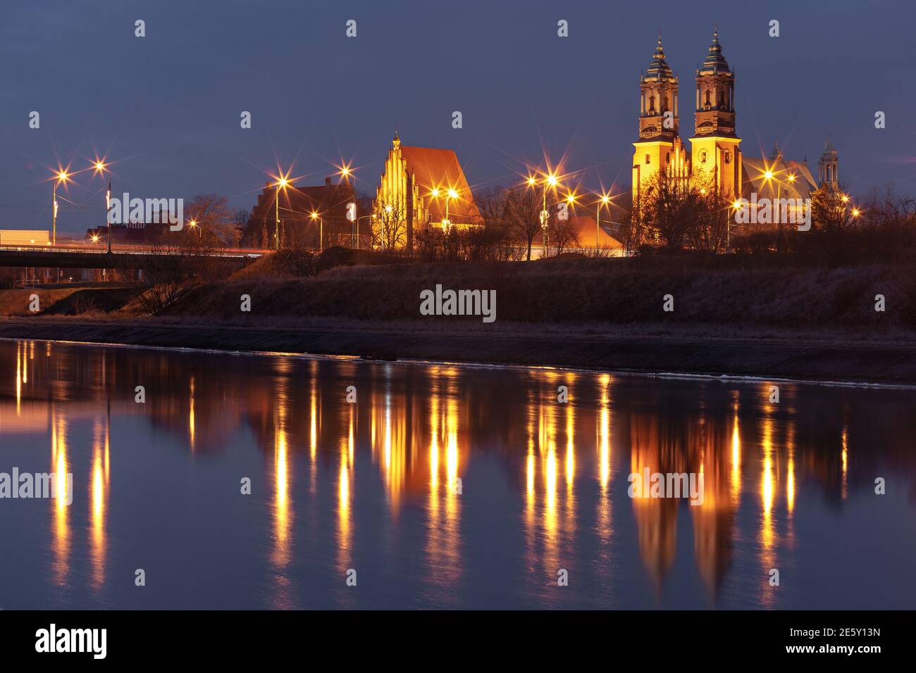 La Cattedrale di Poznan, l'Arcidiocesi Basilica di San Pietro e San Paolo di notte con la riflessione sul fiume Warta, Poznan, Polonia Foto Stock