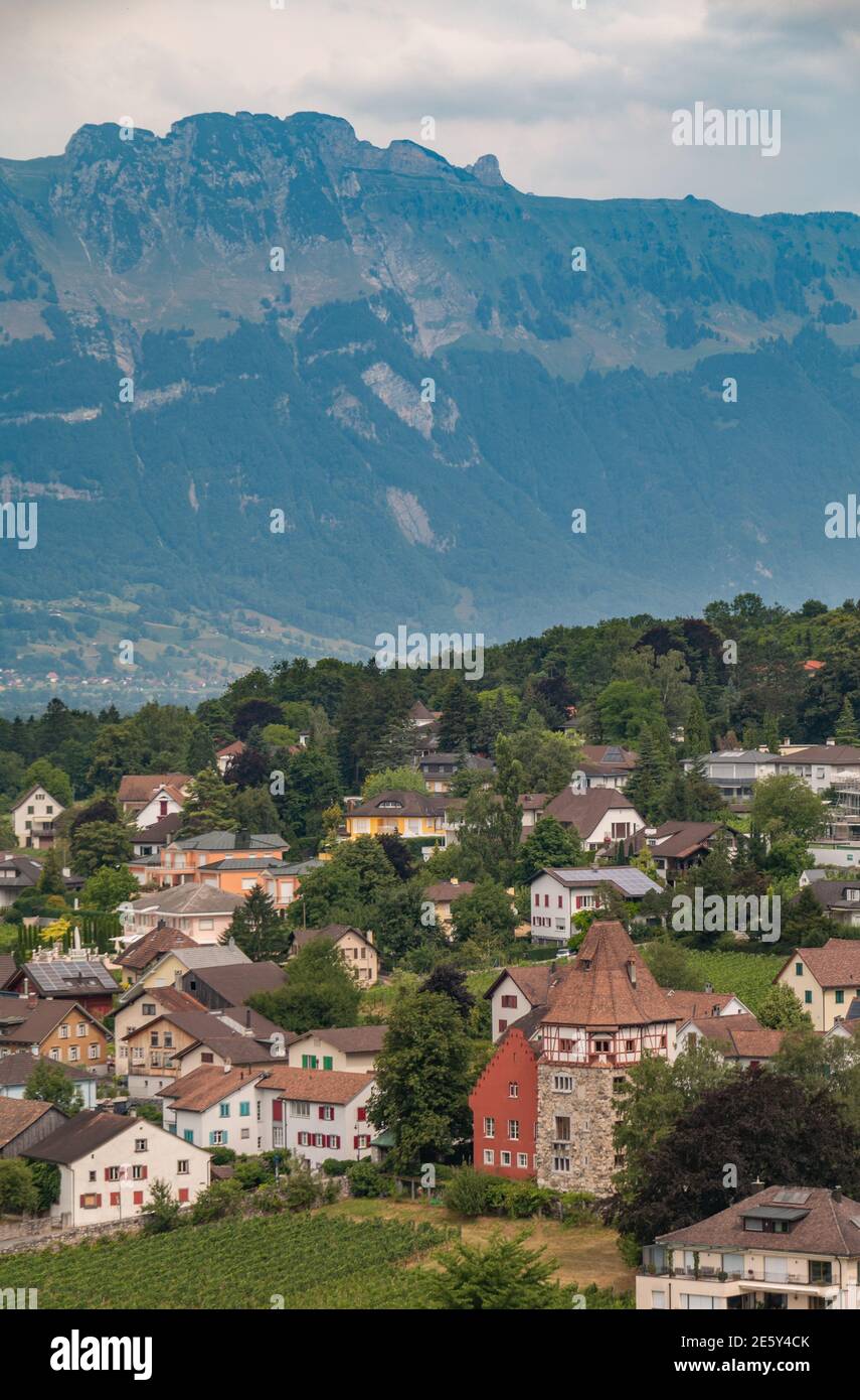 Una foto della città di Vaduz dominata dalle montagne vicine. Foto Stock