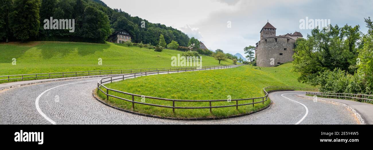 Una foto panoramica della strada che conduce al Castello di Vaduz. Foto Stock