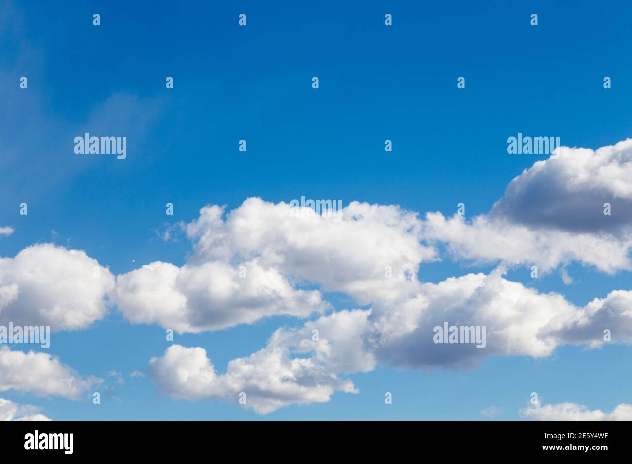 Cielo blu come sfondo con nuvole soffici. Questa immagine può essere utilizzata come sfondo. Foto Stock