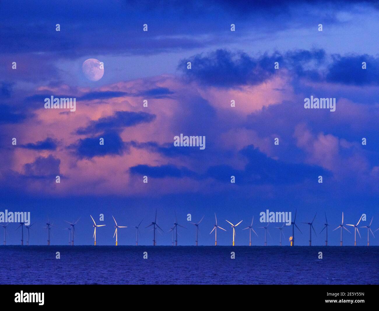 Serata invernale e luna su Sherringham Shoal Windfarm da Cromer Norfolk Inverno Foto Stock