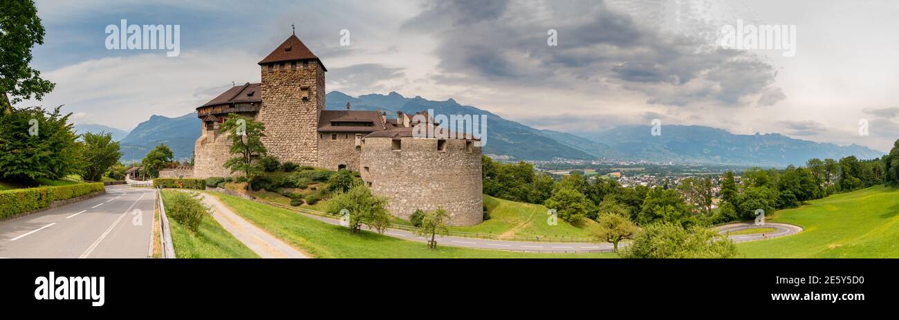 Una foto panoramica della strada che conduce al Castello di Vaduz. Foto Stock