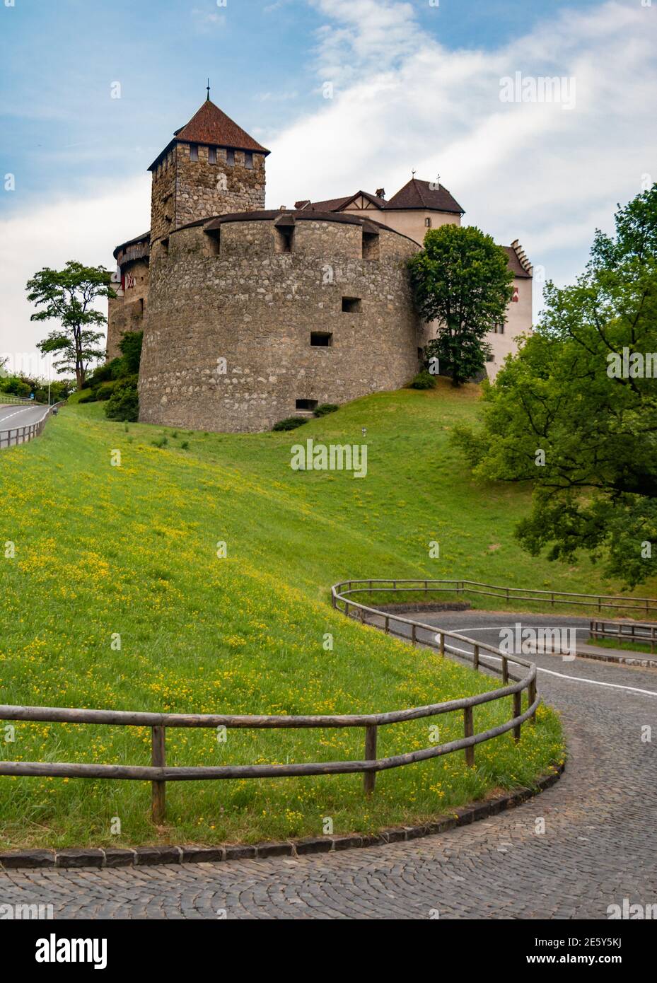 Una foto della strada che conduce al Castello di Vaduz. Foto Stock