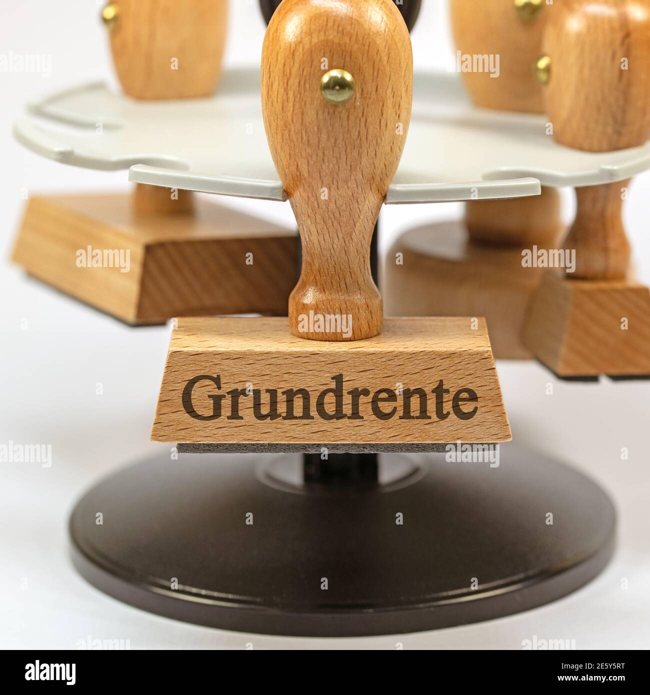 Timbro con l'impronta "Grundrente", traduzione "Pensione di base" Foto Stock