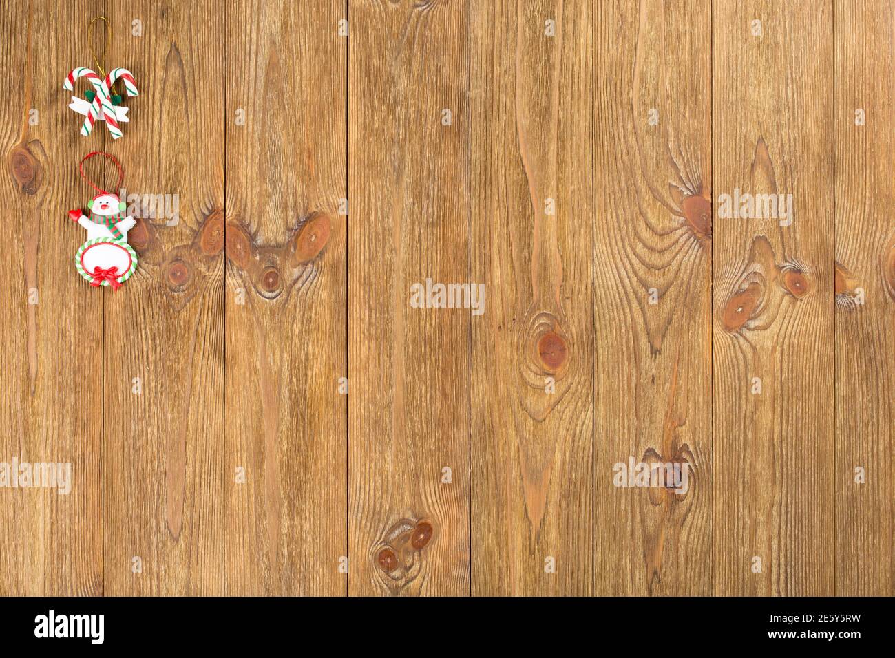 Il giocattolo di Natale si trova su una superficie di legno. Questa immagine può essere utilizzata come sfondo. Primo piano. Foto Stock