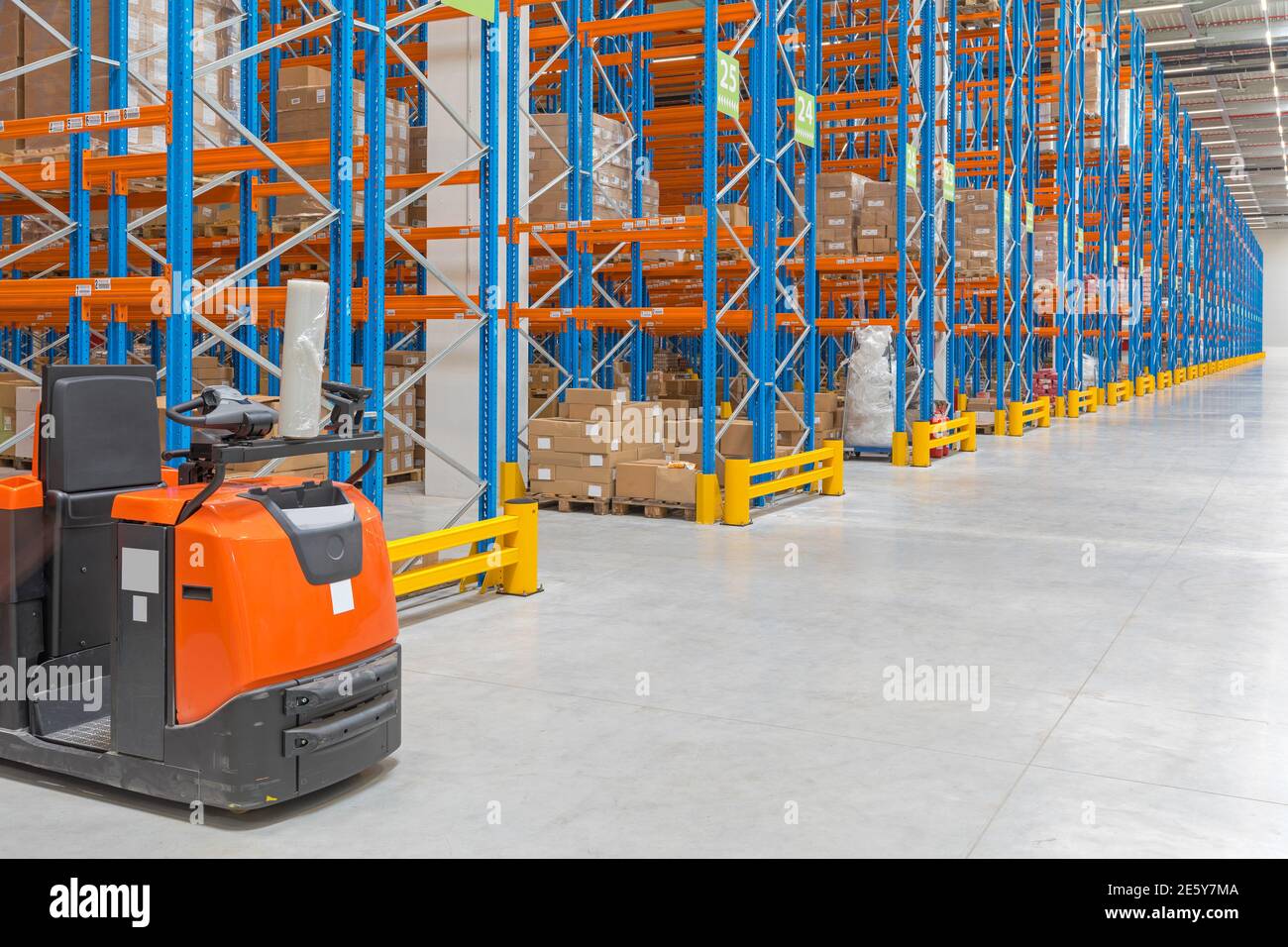 Commissionatore elettrico camion nel magazzino di distribuzione Foto Stock
