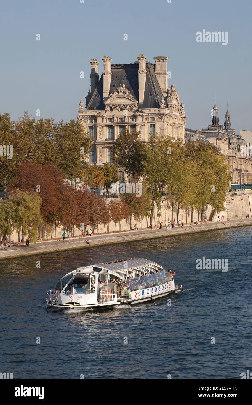 Escursione in barca sulla Senna sullo sfondo il Musee De Louvre Foto Stock