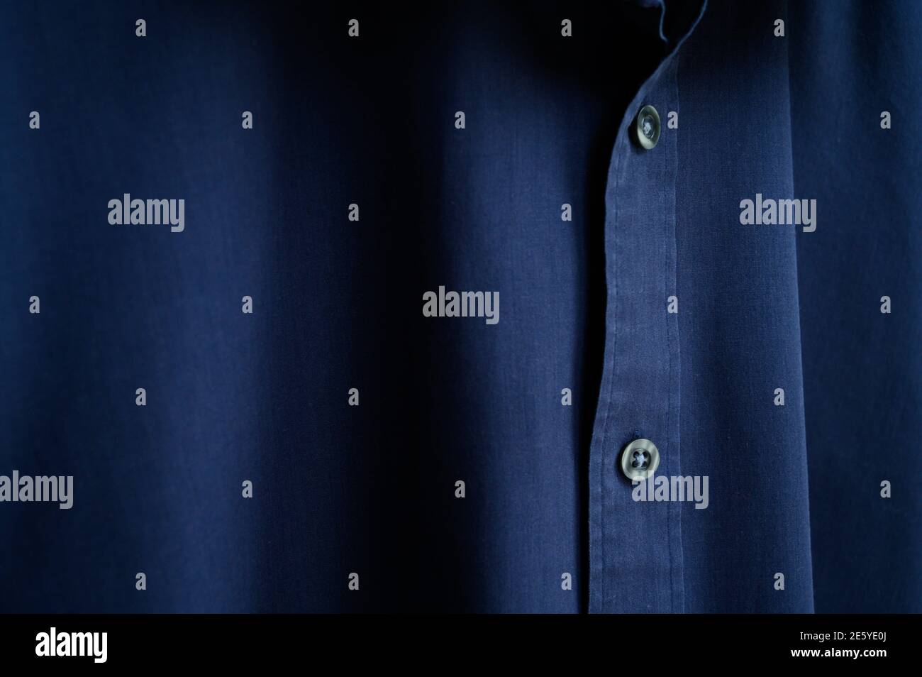 Maglia in cotone blu dettagli primo piano. Moda uomo. Foto Stock