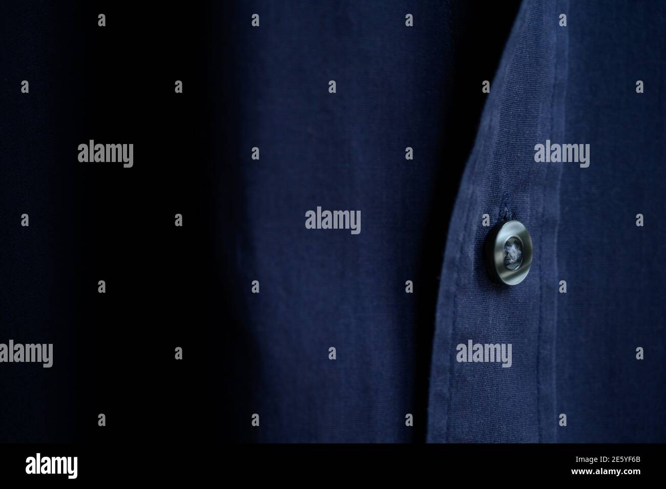 Maglia in cotone blu dettagli primo piano. Moda uomo. Foto Stock