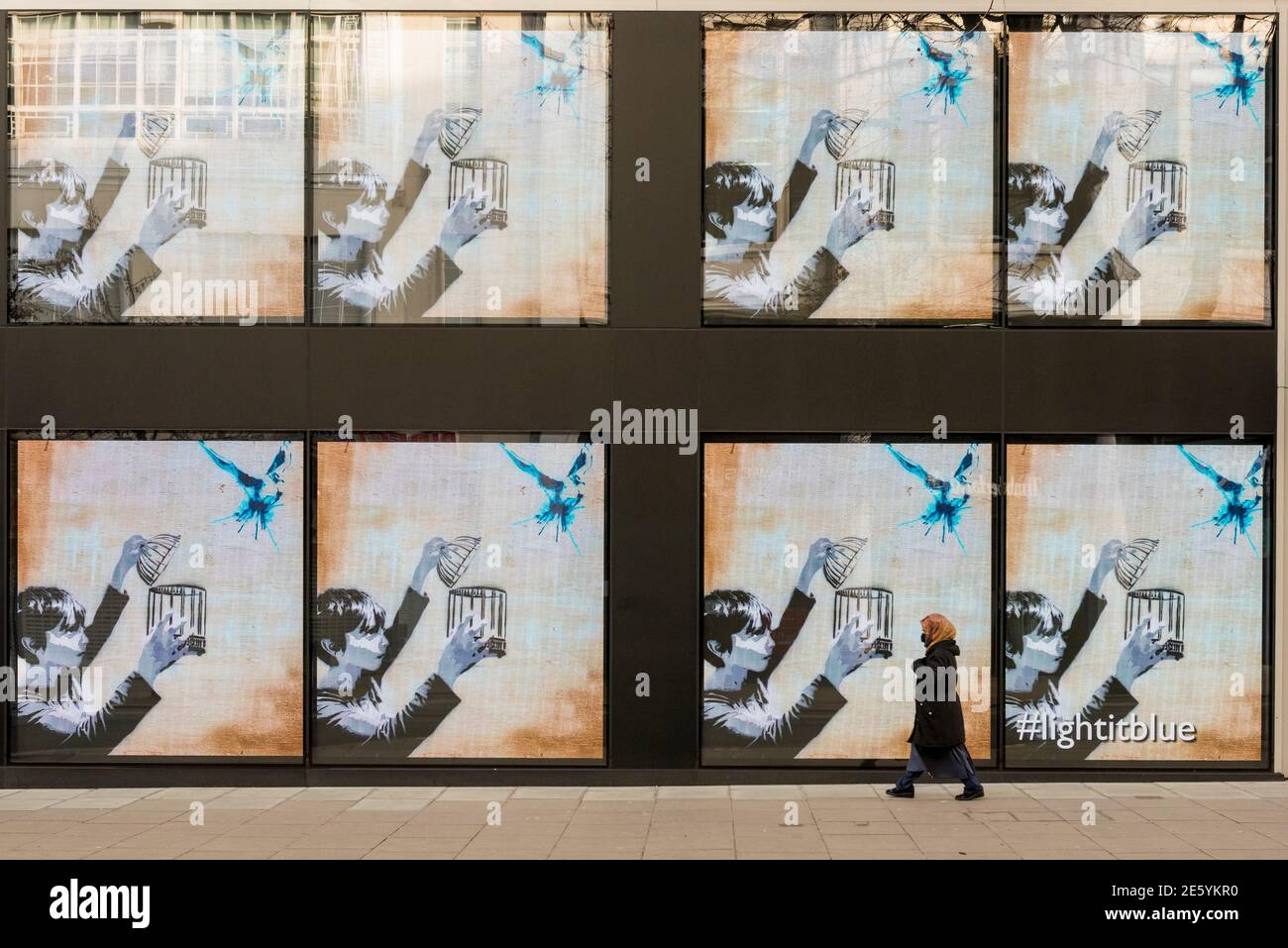 Londra, Regno Unito. 28 gennaio 2021. Un display digitale nelle finestre di un negozio di Oxford Street, la casa tradizionale del commercio al dettaglio nel West End, a sostegno del NHS. Il display promuove un'iniziativa Light IT Blue. Già soffrendo della concorrenza dallo shopping online, la pandemia del coronavirus ha portato a una riduzione delle cadute e i blocchi hanno costretto i negozi non essenziali a chiudere. Credit: Stephen Chung / Alamy Live News Foto Stock