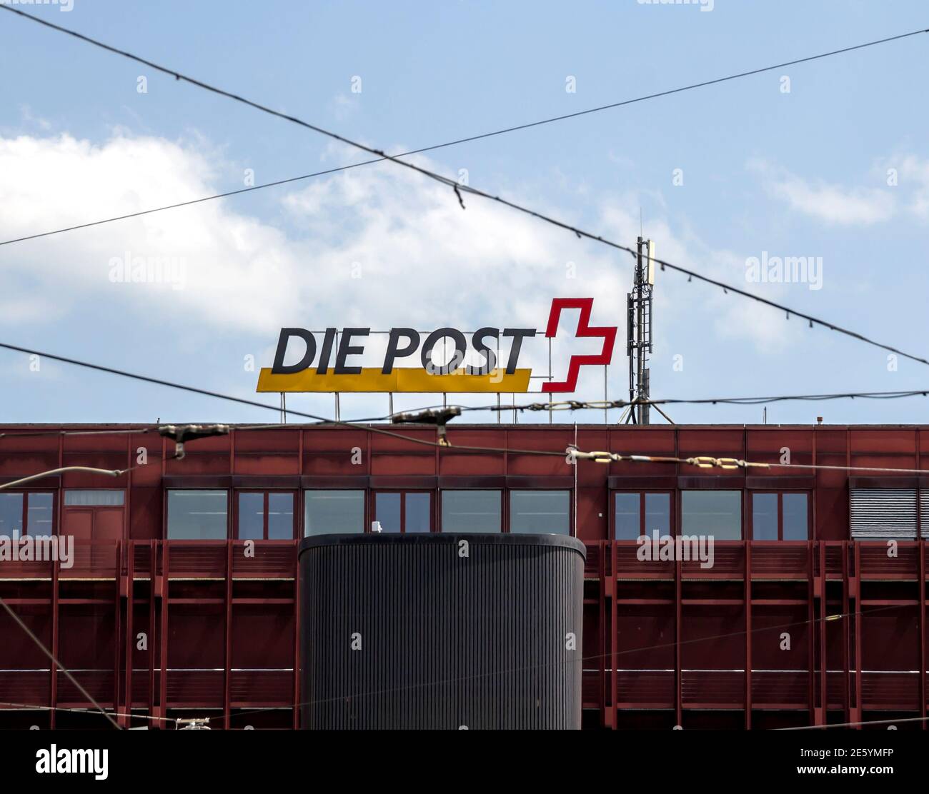 Basilea, SVIZZERA: Firma della posta sul muro di un ufficio postale. La posta Svizzera una società pubblica che fornisce servizi postali nazionali per la Svizzera. Foto Stock