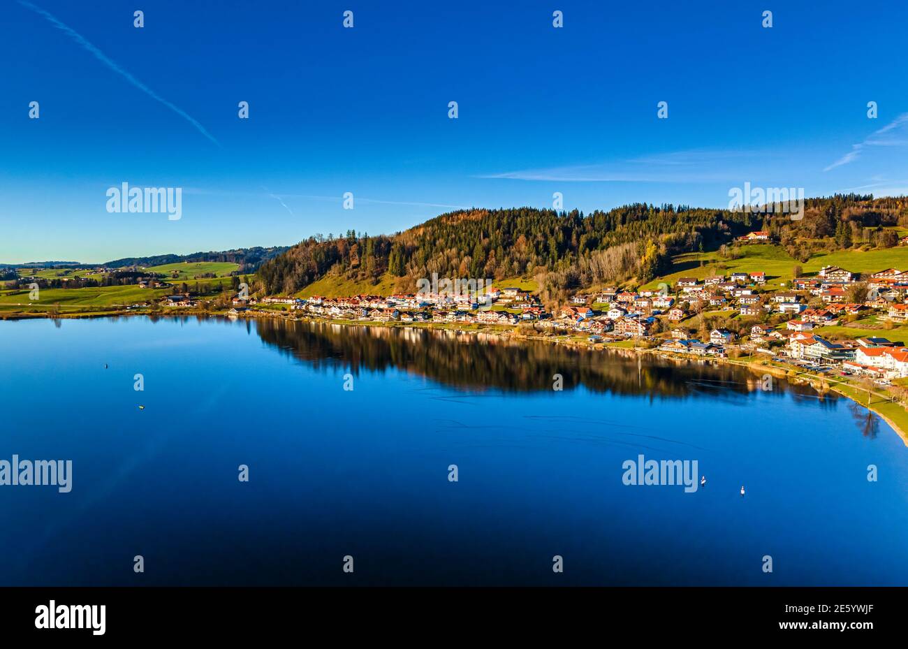 Hopfen am See, Hopfensee, vicino a Fuessen, Drone shot, Ostallgau, Allgau, Swabia, Alpino, Baviera, Germania, Europa Foto Stock