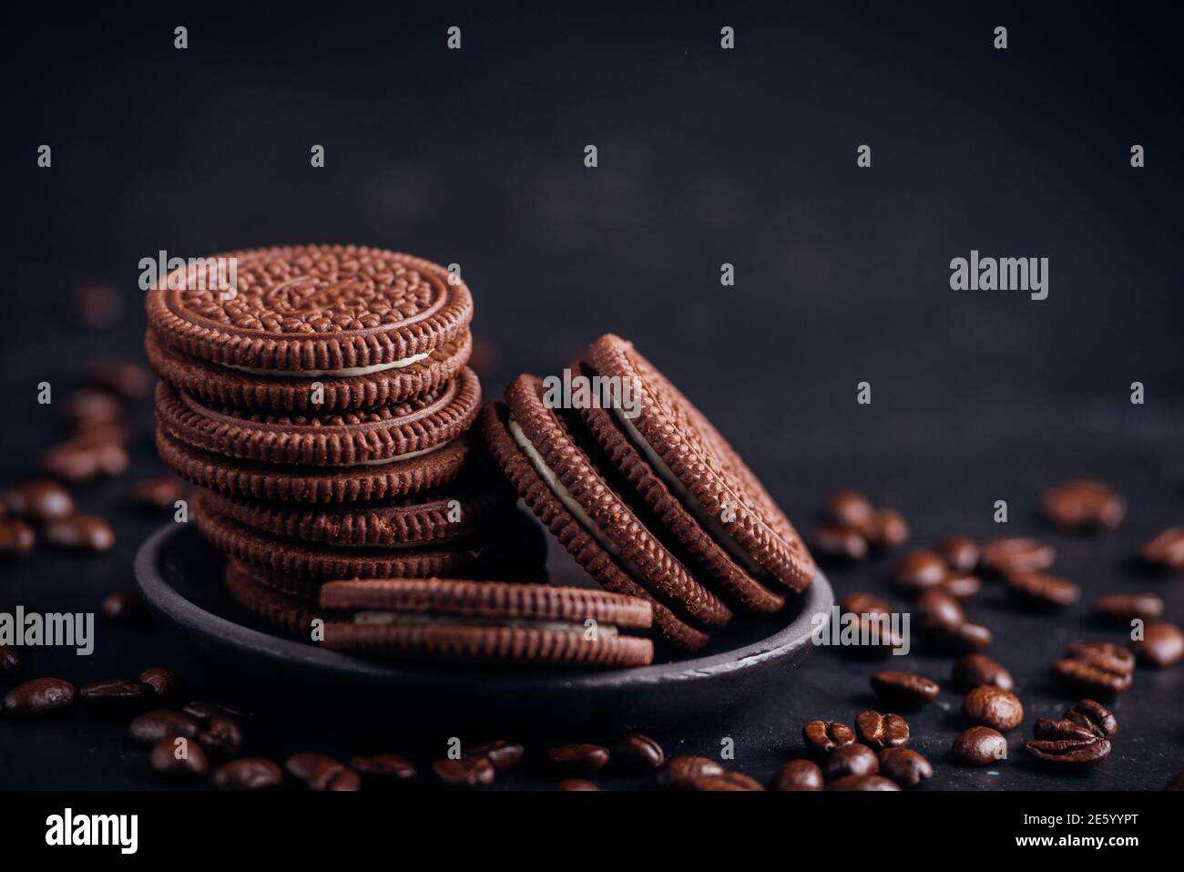 Gocce di cioccolato i cookie su sfondo nero Foto Stock