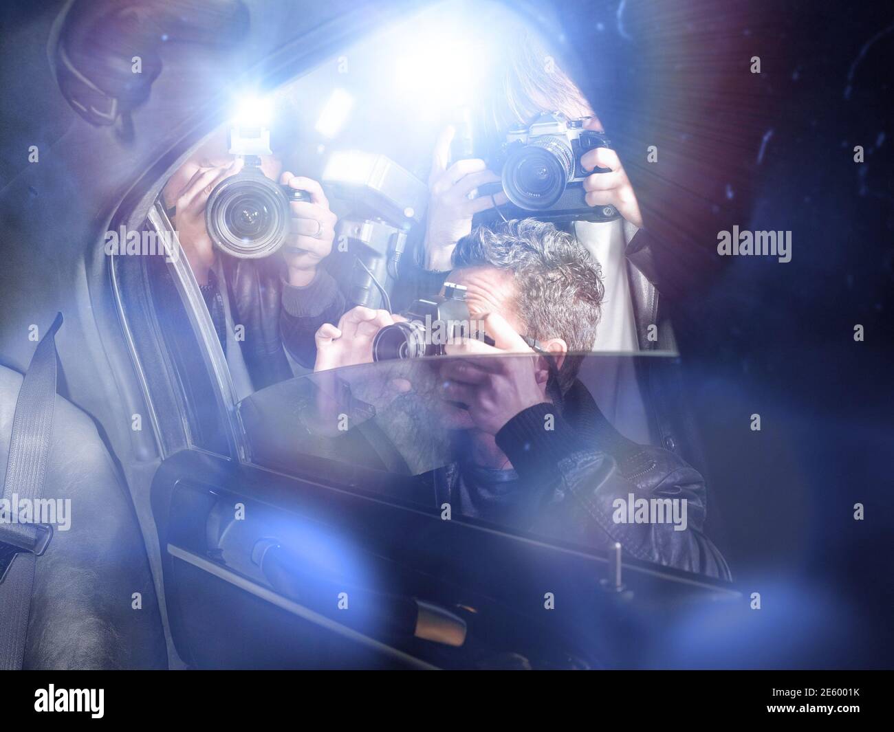Paparazzi per scattare foto attraverso la vetrina dell'auto Foto Stock