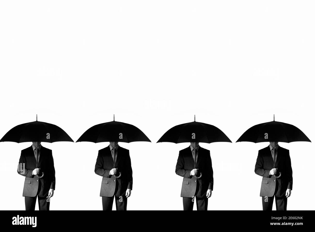 Foto in bianco e nero di quattro uomini d'affari che tengono ombrelloni Foto Stock