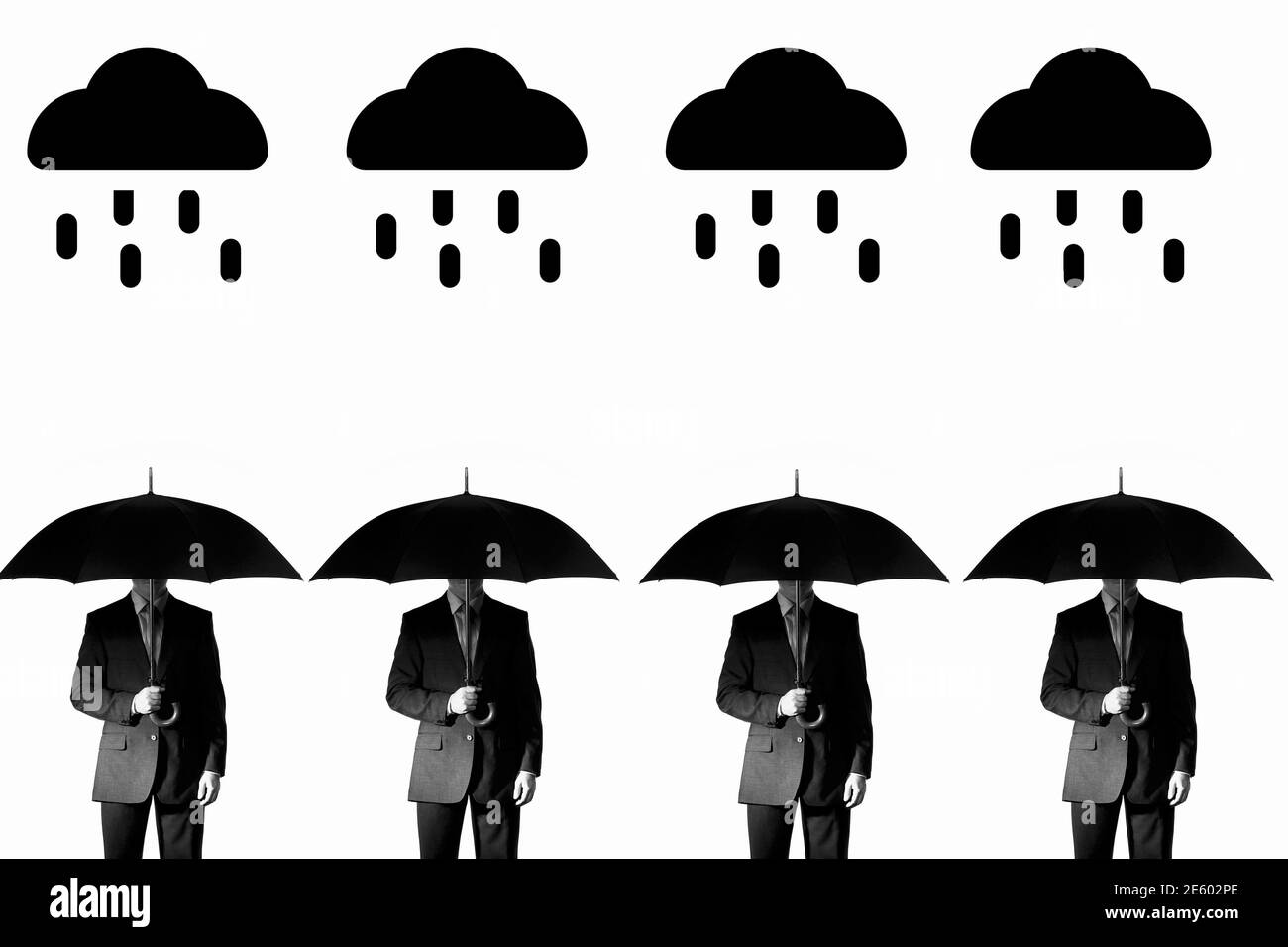 Quattro uomini d'affari che tengono ombrelloni sotto la pioggia Foto Stock
