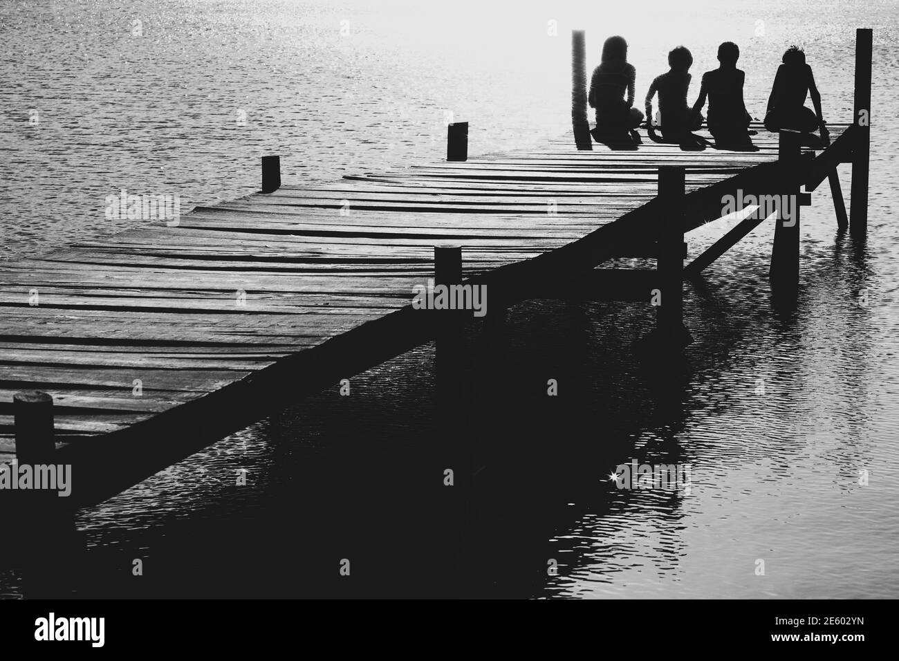Foto in bianco e nero della famiglia felice sul molo Foto Stock