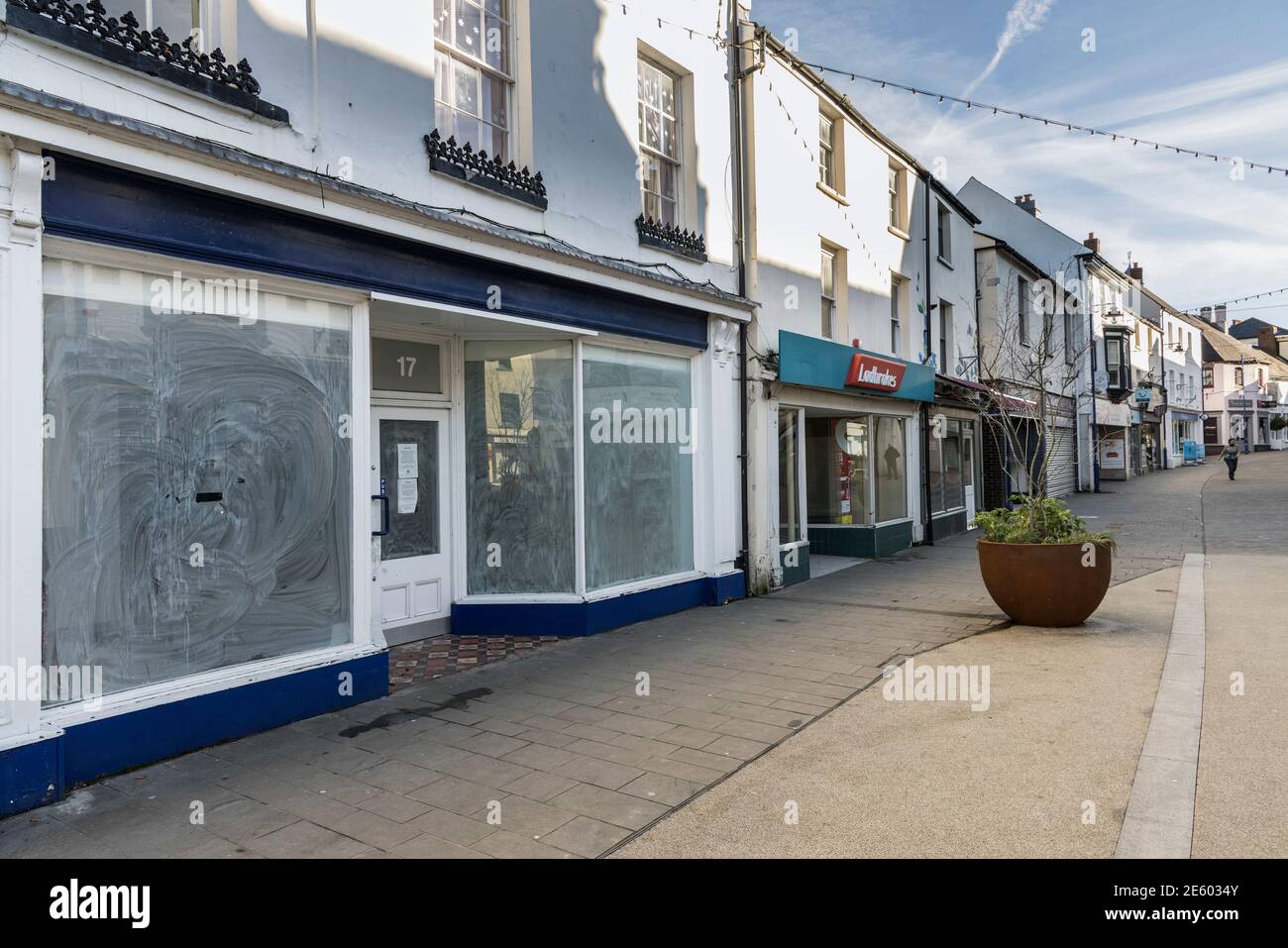 Negozi chiusi e chiusi in via dello shopping, Abergavenny, Galles, Regno Unito Foto Stock