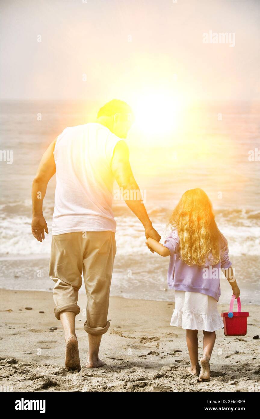 Padre e figlia camminando sulla spiaggia Foto Stock