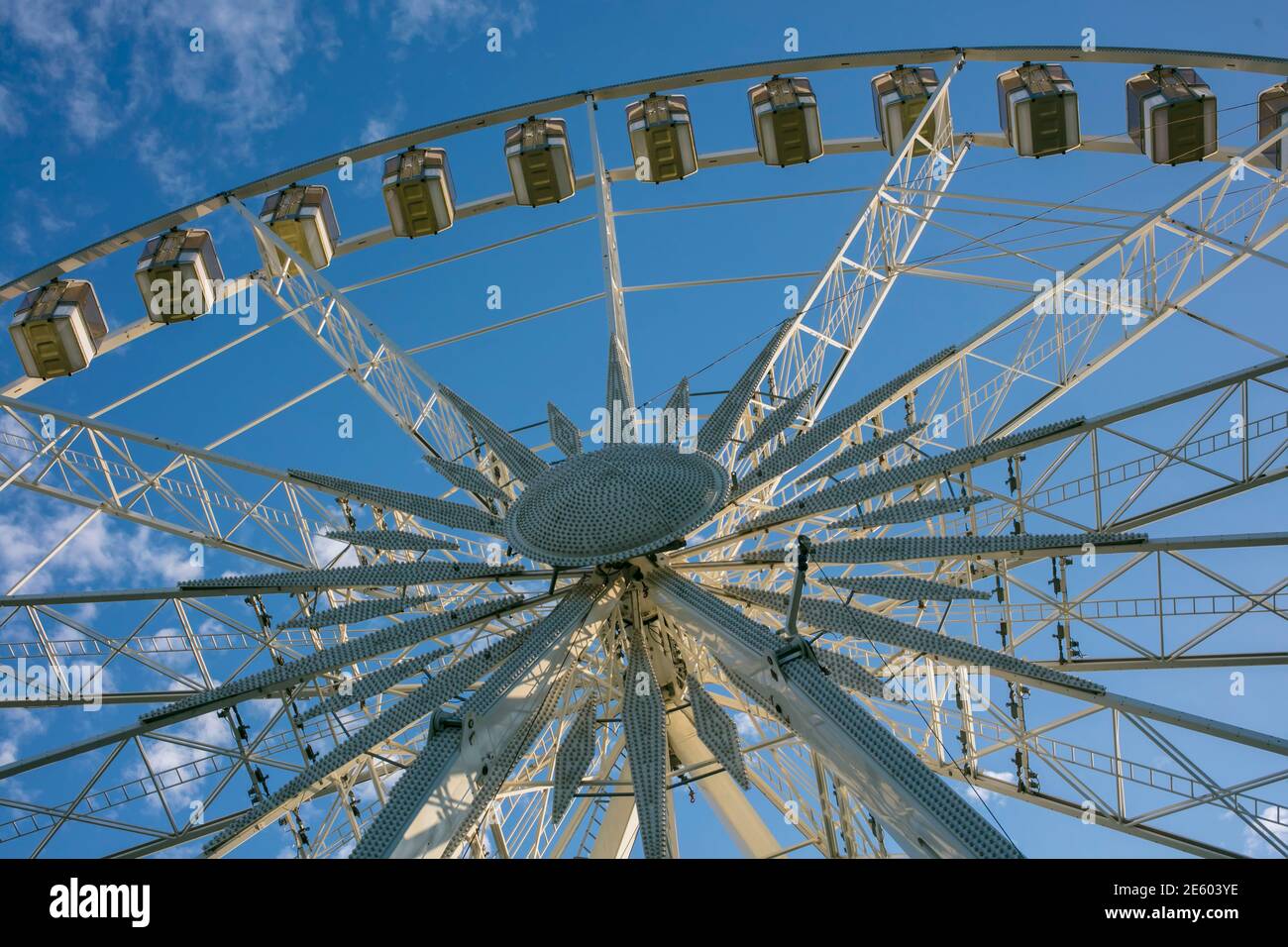 Ruota panoramica Ferris dal di sotto Foto Stock