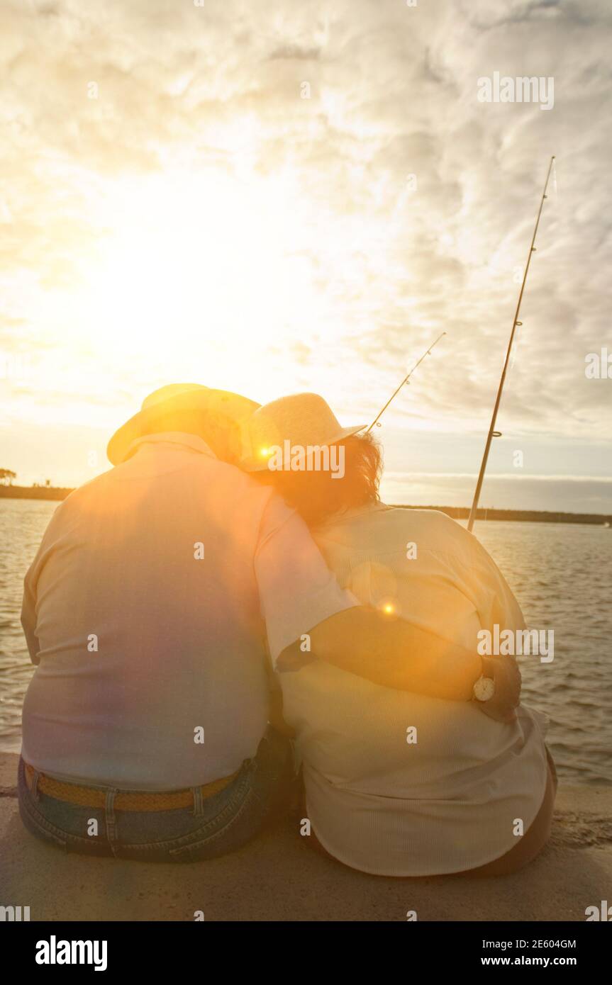 Vista posteriore della coppia anziana che pesca nel molo Foto Stock