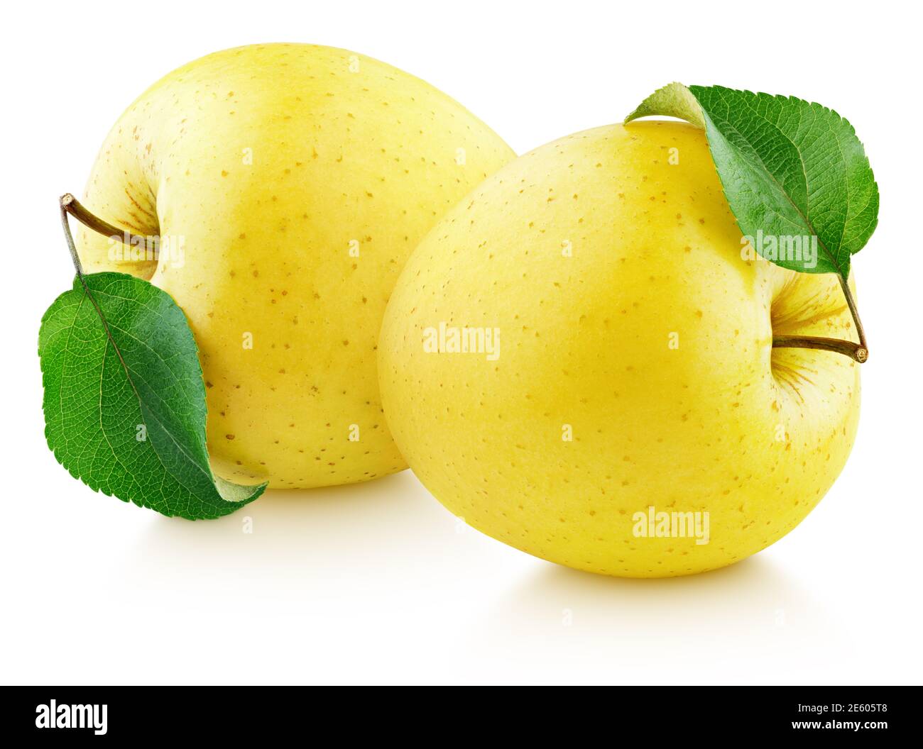 Due frutti di mela gialli con foglia verde isolata su sfondo bianco. Mele d'oro con percorso di ritaglio. Profondità di campo completa Foto Stock