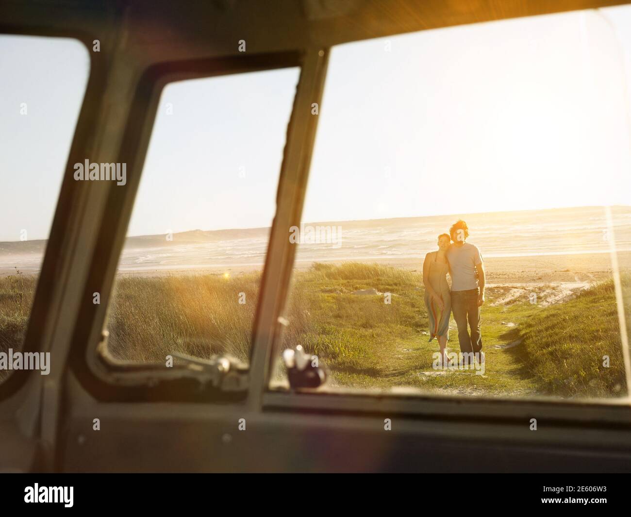 Ritratto di giovane coppia con vista sulla spiaggia Foto Stock