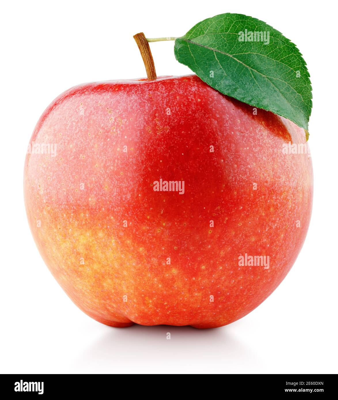Singola mela rossa matura con foglia verde isolata su sfondo bianco. Mela rossa intera con tracciato di ritaglio. Profondità di campo completa Foto Stock