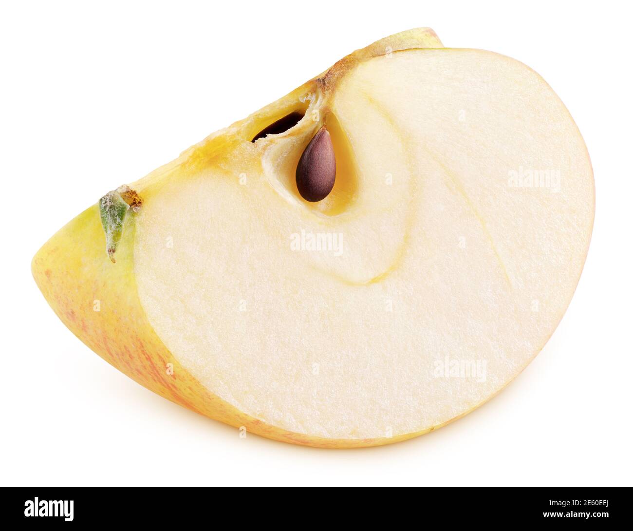 Cuneo di mela rosso giallo isolato su sfondo bianco. Fetta di mela rossa con seme. Profondità di campo completa Foto Stock