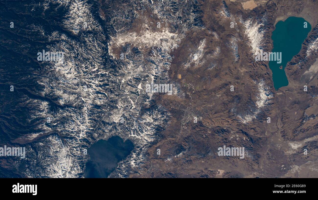 Pyramid Lake, in alto a destra, in Nevada; Lake Tahoe, in basso a sinistra, in California; e le montagne innevate della Sierra Nevada, come la Stazione spaziale Internazionale orbita a 262 miglia sopra la Terra. Foto Stock