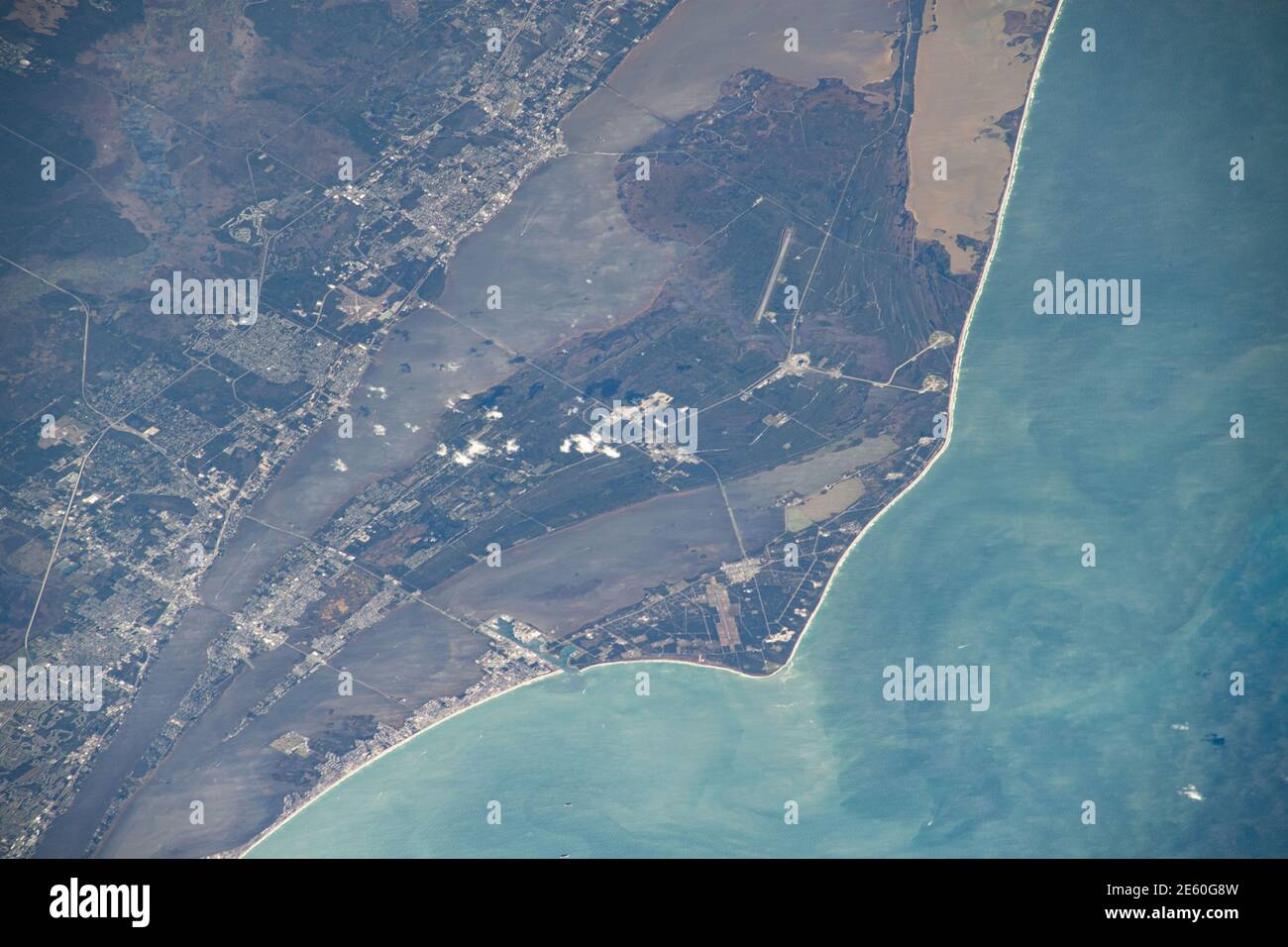 Cape Canaveral e il Kennedy Space Center lungo la costa della Florida negli Stati Uniti mentre la Stazione spaziale Internazionale si trova a 261 miglia sopra la superficie delle Terre. Foto Stock