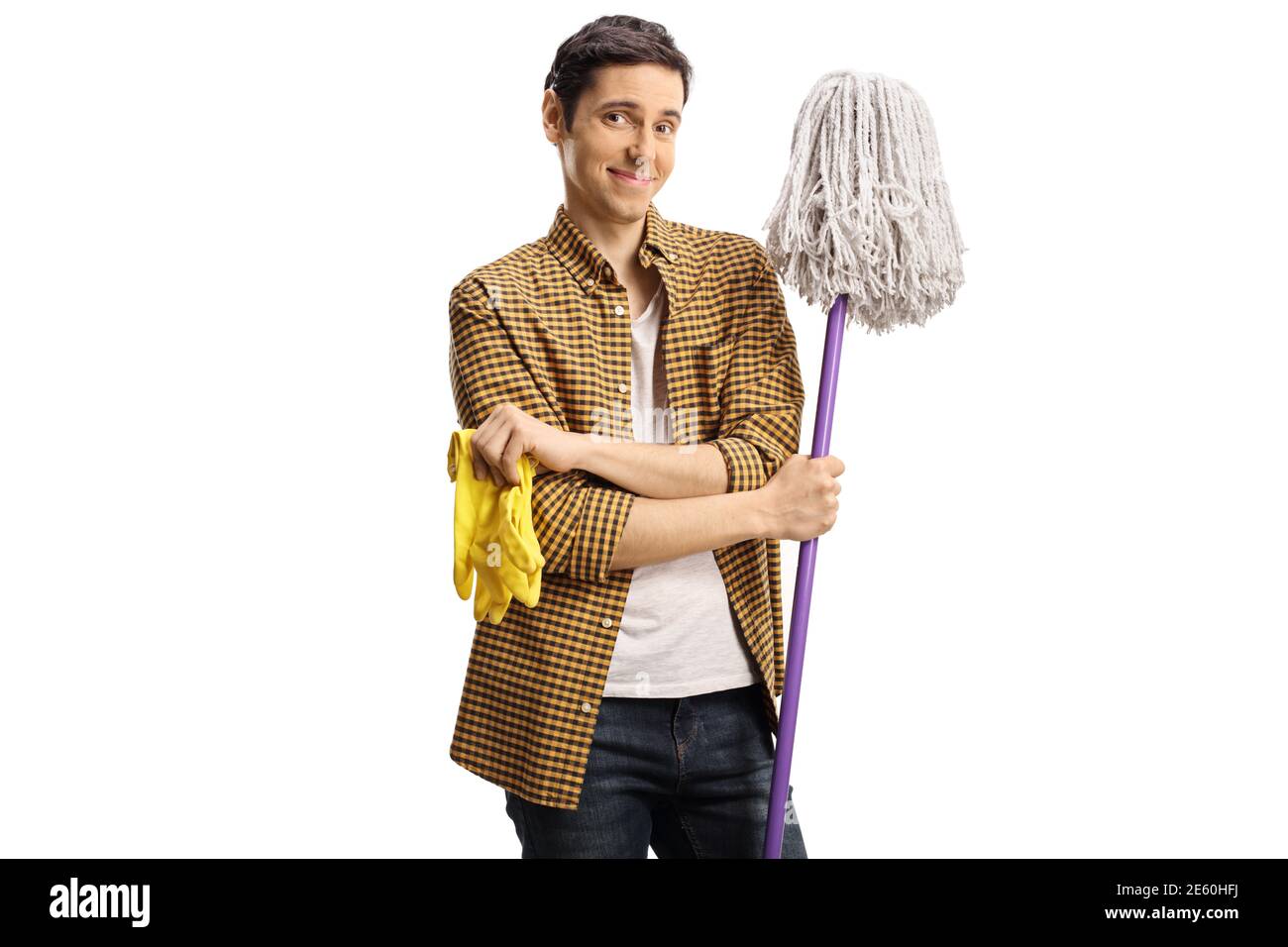 Giovane uomo che tiene un mop di pulizia e un paio di guanti isolati su sfondo bianco Foto Stock