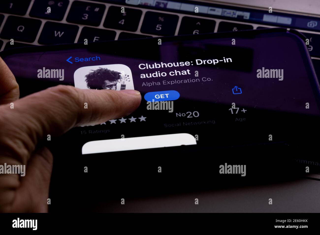Vista dell'applicazione Clubhouse sullo smartphone, polemica 2021 che si nasconde dietro l'applicazione Social. Interruzione clubhouse nell'applicazione di chat audio Foto Stock