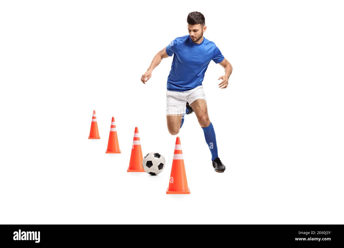 Ritratto a lunghezza intera di un giocatore di calcio allenato con ostacolo coni isolati su sfondo bianco Foto Stock