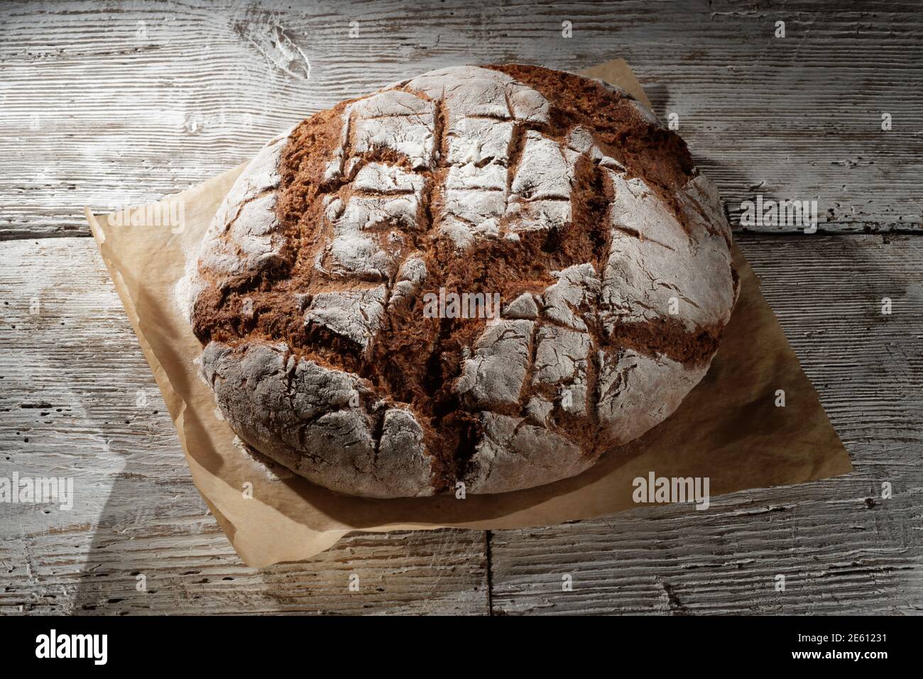 Pane al lievito. Pane fresco fatto in casa su sfondo di legno Foto Stock