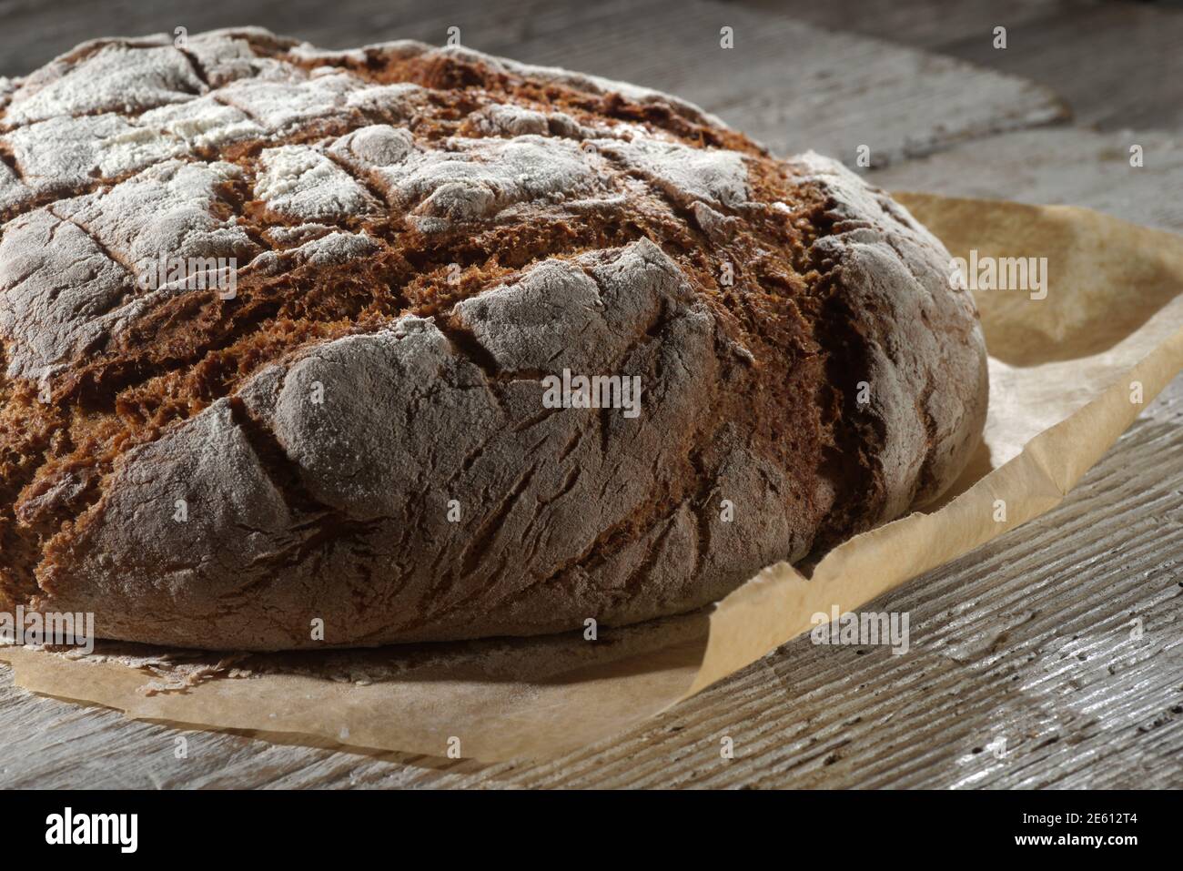 Pane al lievito. Pane fresco fatto in casa su sfondo di legno Foto Stock