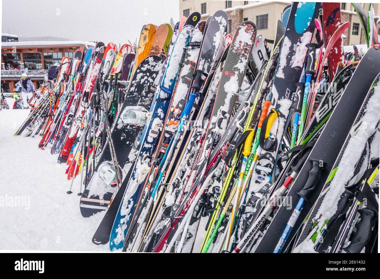 Big Sky, MT, US-Feb 7 2020: Molte coppie di sci sono appoggiate su una rastrelliera in una stazione sciistica in inverno. Foto Stock